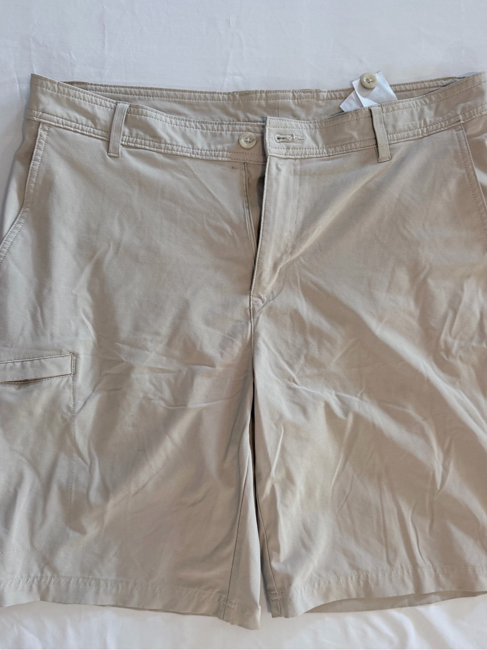 Columbia PFG Men’s khaki color cargo shorts size 36 flat front with 10” inseam.